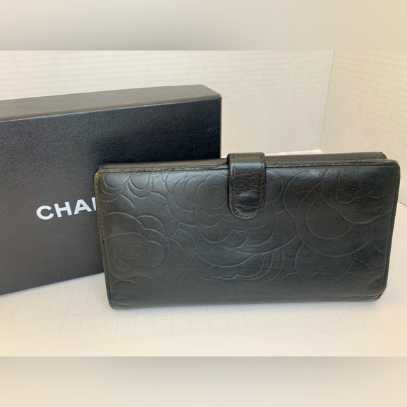 Chanel Camellia Accent Black Leather Wallet. Box & Authenticity Card included. - Picture 12 of 14